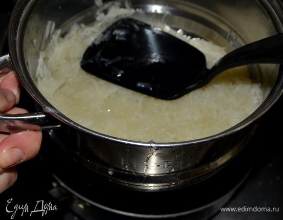 Слить воду через дуршлаг и промыть под холодной водой. Руками выдавить воду с картофеля и выложить в блюдо.