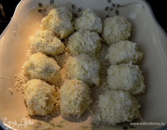 Выложите в тарелку панко и с мокрыми руками формируем шарики из картоф. массы. Обмакиваем в панко со всех сторон. Выкладываем шарики картофельные на разогретый противень смаз. олив. маслом. Я сначала сформировала шарики, а потом уже достала горячий противень и смазала олив. маслом и все готовые картоф. шарики выложила на противень.