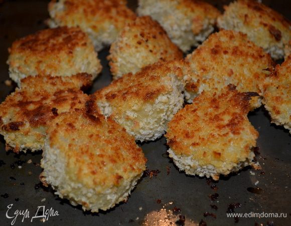 Картофельные шарики на противне ставим в духовку на 30 мин. Перевернем раз. И подаем с кетчупом как гарнир или как дополнит. горячее блюдо, закуску. 