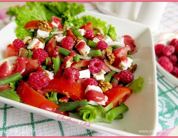   Для соуса все ингредиенты смешать в блендере. Полить салат и подавать.