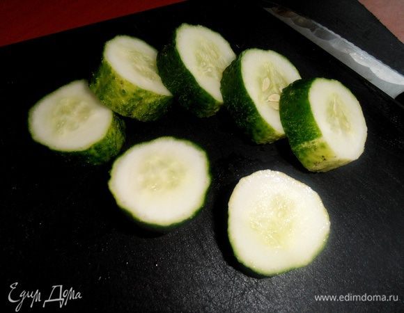 Делаем основу, на чём будут стоять наши"бомбочки". Огурец нарезать на дольки в 1 см.