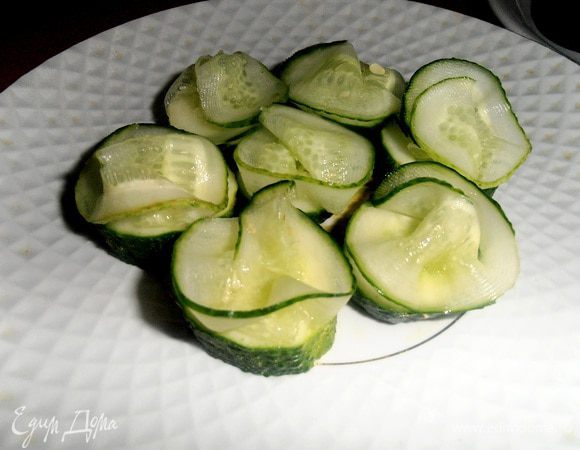 ...и укладываем "юбочки" на огуречные кружки.