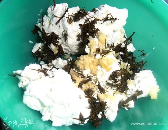 Теперь приступаем к самому вкусному! К брынзе кидаем любую зелень (у меня укроп) и выдавливаем пару чесночин.