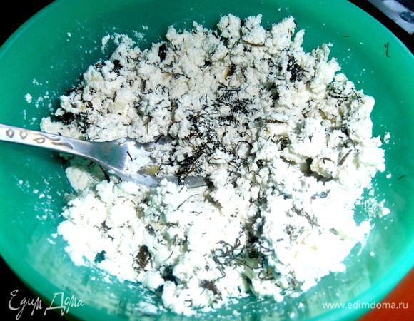 С помощью вилки перемешиваем и смотрим, не суховата ли масса.