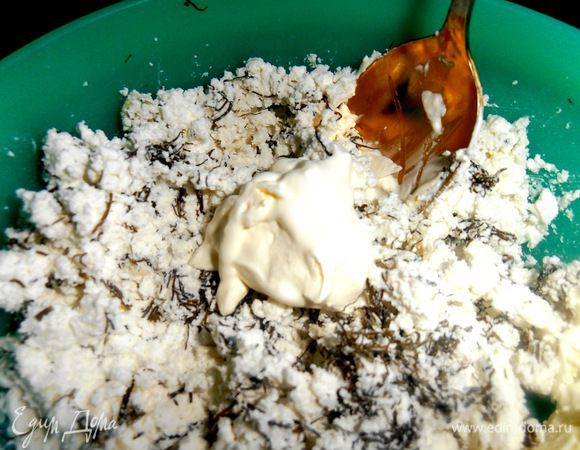 Если брынза из коробочки с рассолом, то добавьте чуть его, если требуется! У меня развесная брынза, и я добавила стол. ложку сметаны, чтобы придать массе эластичность.