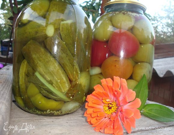 Простерелизовать банки с крышками. Разложить по балонам специи, огурцы, зелёные и бурелые помидорчики. Закипятить воду, залить её балоны и оставить до полного остывания. После сливаем воду в кастрюлю и добавляем все ингридиенты, кроме уксуса,  из расчета воды для рассола. Рассол закипает, добавляем в него уксус, даём покипеть 7 минут и заливаем ассорти. Закатываем и укутываем в одеяло до остывания. Для страховочки я в каждый балон на кончики ножа добавила лимонки.