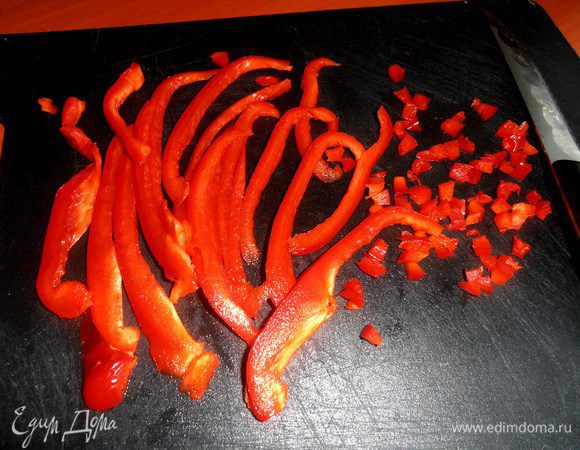 Для "панировки" нарезаем очень тонко сладкий перец...