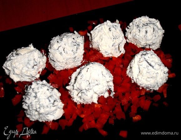 Это и будет наша"панировка"! Выкладываем на неё с помощью двух ложек наши колобки (лучше по одному!) и обваливаем по типу котлет.