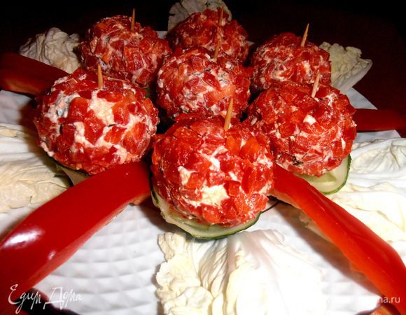 Самое ответственное! Втыкаем в колобок зубочистку и перемещаем на огурец, проткнув его до дна тарелки.