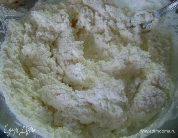 Творог измельчить блендером, добавляя в него 100 г. сметаны. Главное получить из творога гладкую массу без крупинок.