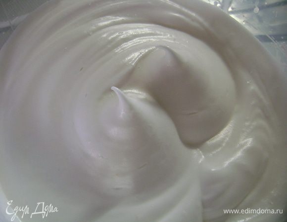 Яйца разделить на белки и желтки, белки взбить в пену с 50 г сахара. 