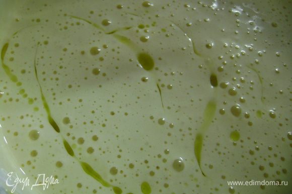 В взбитые белки добавить последовательно муку, желтки и оливковое масло
