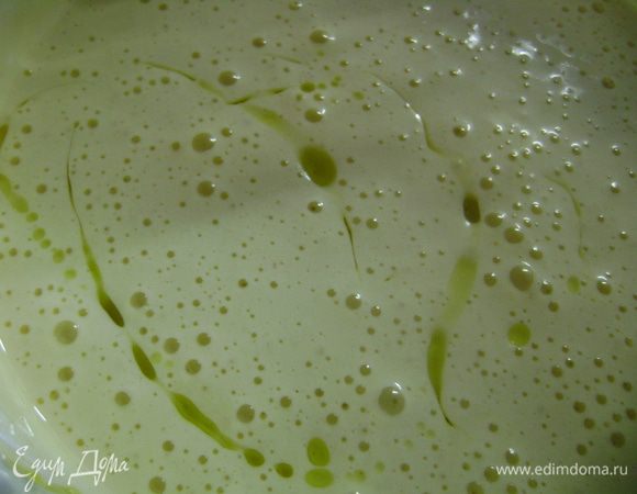 В взбитые белки добавить последовательно  муку, желтки и оливковое масло