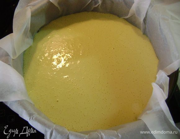 Часть массы выложить в форму с высокими стенками, застеленную пергаментной бумагой.