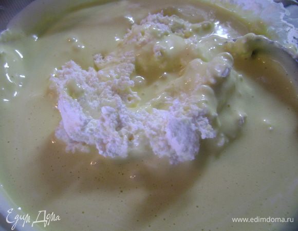 В оставшуюся часть массы добавить подготовленный творог. 