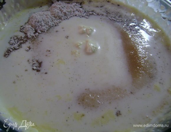 Посолить массу, добавить 50 г сахара, молоко, ванильный сахар. 