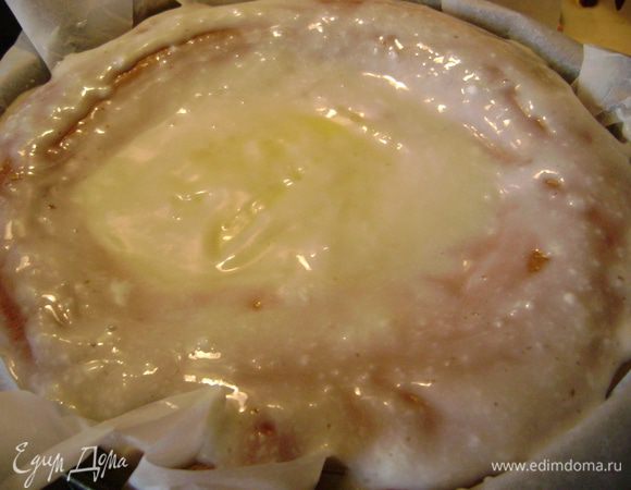 Достать пирог из духовки, смазать сметаной, смешанной с сахаром (50 г сметаны и 2 ложки сахара). Поставить в выключенную остывающую печь.