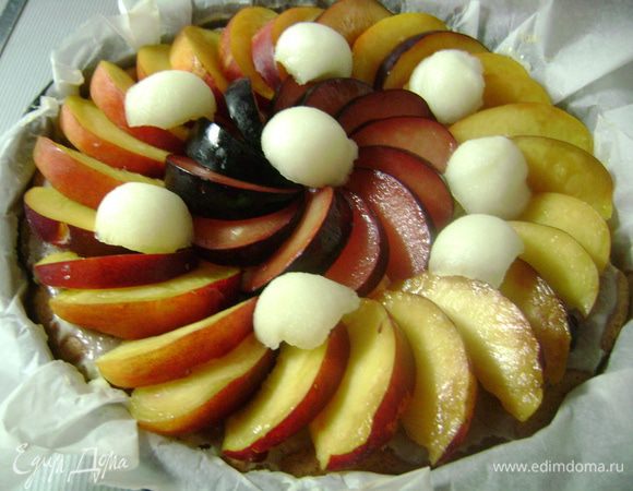 Выложить на пирог фрукты и/или ягоды - свежие или консервированные