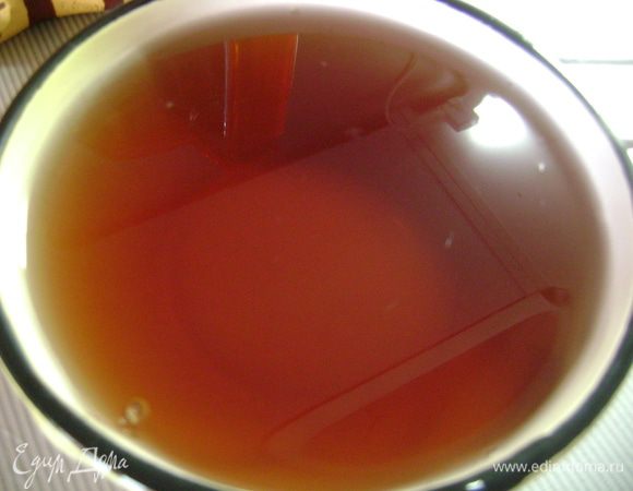 Желатин замочить полстаканом холодной кипяченой воды на 40 мин, затем развести при нагревании, не доводя до кипения, и смешать с соком. Как только желе остынет порциями поливать фрукты и охлаждать.