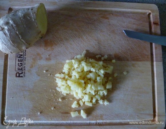 Добавляем измельченный имбирь,соду,гашенную  лимонным соком и постепенно вмешиваем муку