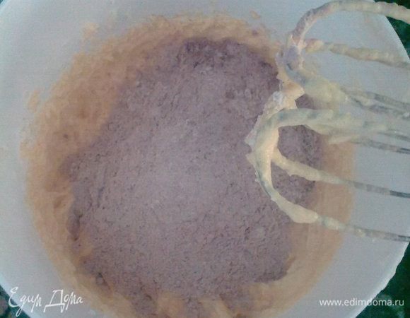 высыпаем в тесто, взбиваем