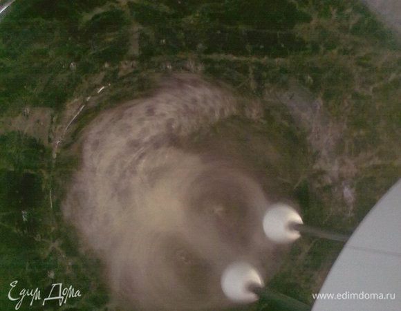 белки взбиваем до мягких пиков