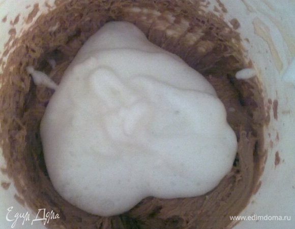 Половину белков выкладываем в тесто