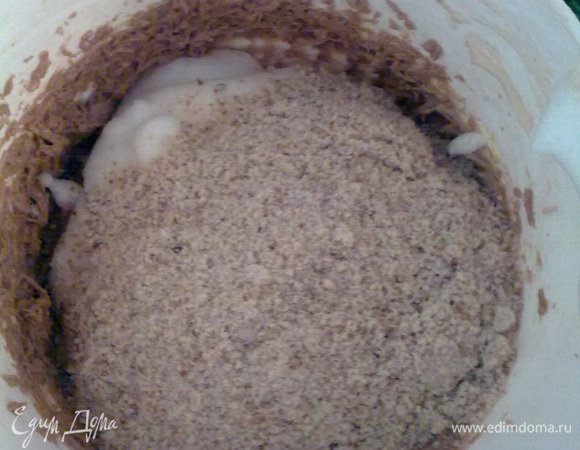 Высыпаем молотый миндаль