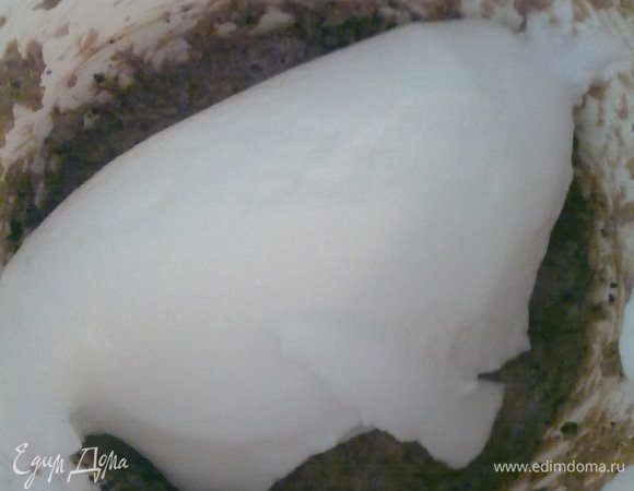 Вторую половину белков еще раз взбили, и выложили в тесто, аккуратно перемешав