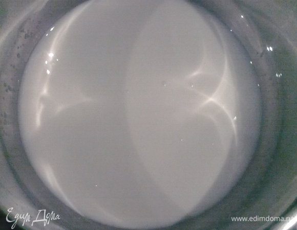 Заварной крем: молоко с сахаром доводим до кипения