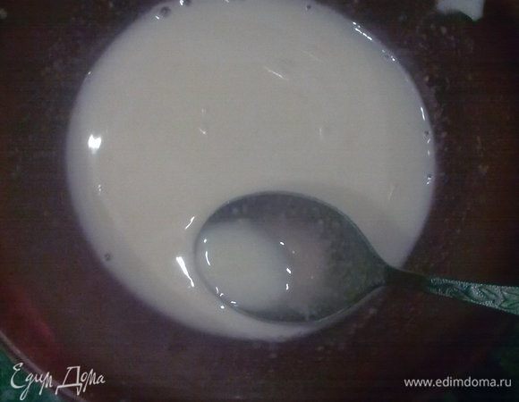 Молоко кипит,снимаем с огня, чуть ждем и выливаем сразу в желтки,мешаем
