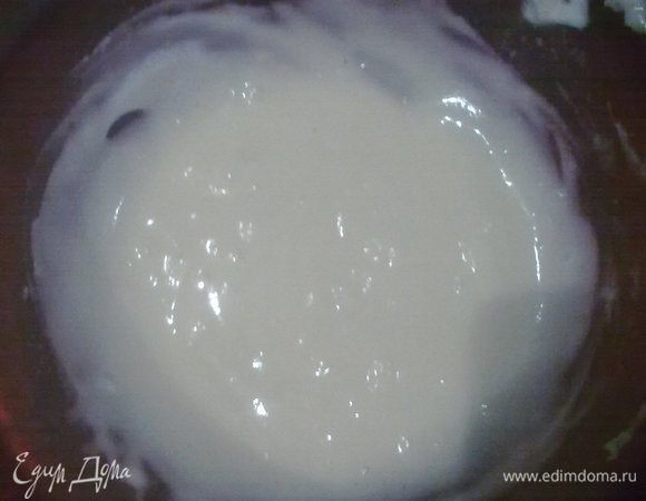 Теперь ставим на огонь и варим до загустения, довольно быстро густеет, чтобы не было комочков, многие протирают через сито, я пока горячий быстро взбиваем венчиком и никаких комочков и не видать! 