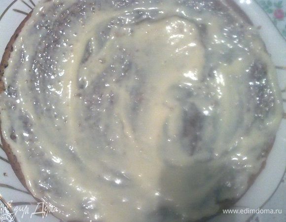 Разрезаем корж на 2, выкладываем крем