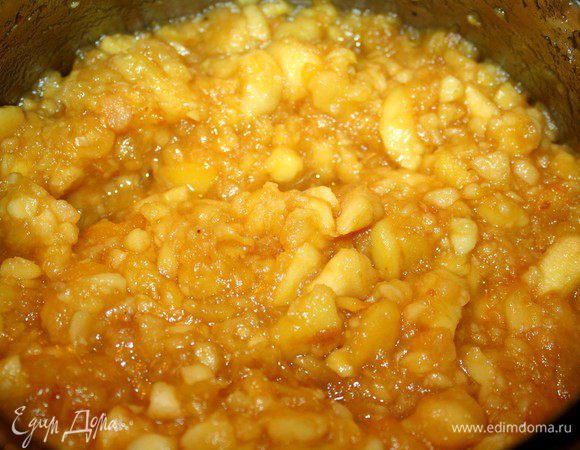 Для яблочной начинки очистить яблоки от кожицы и семян, полить лимонным соком. В кастрюлю сложить яблоки и сахар, поставить её на средний огонь. Как только яблоки дадут сок и немного размягчатся, размять их толкушкой для пюре, оставив немного крупных кусочков. Сдобрить пюре корицей по вкусу. Охладить.