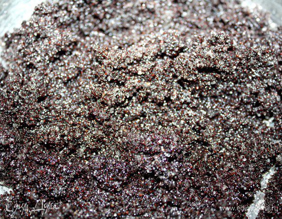 Для маковой начинки промытый мак смешать с сахаром и прокрутить через мясорубку или размолоть в блендере, затем пересыпать в кастрюлю с водой. Варить минуты 3 до полного растворения сахара. Остудить. Если начинка затвердеет, разбейте её вилкой.