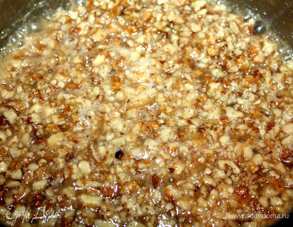 Для ореховой начинки размолоть орехи с сахаром в блендере до мелкой крупки. Переложить ореховую смесь в кастрюлю с водой и прогреть минут 5 до полного растворения сахара. Остудить.