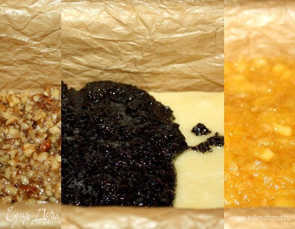 Тесто разделить на 4 части. Форму 20х15 см с высокими бортиками застелить пергаментом. Три части теста раскатать в прямоугольники 20х15 см. Четвёртую-на сантиметр побольше, т.к. при выпечке верхний слой теста немного сжимается. Первый пласт теста выложить в форму и равномерно покрыть его ореховой начинкой. Накрыть вторым пластом. Затем выложить и равномерно распределить маковую начинку. И опять слой теста. Перед тем, как выкладывать яблочное пюре, убедитесь,что оно не слишком влажное. Если сока много, то можно присыпать тесто крошкой из ванильных сухарей или раскрошить бисквитное печенье (Савоярди,например), а затем уже выложить яблочное пюре. Накрыть последним, бо'льшим слоем теста.