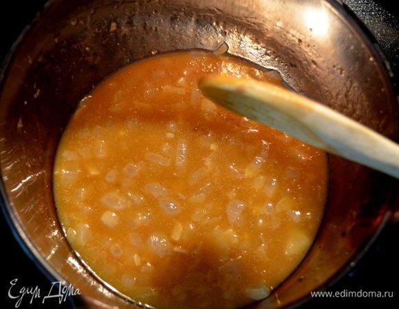 Подготовим наш соус.
В кастрюльке растопим сливочное масло. Добавим лук и чеснок, помешиваем 3 мин.
Затем добавим яблочный уксус и готовим 4 мин. Жидкость немного должна упариться. Добавим горчицу и джем персиковый, перемешаем и готовим еще 1 мин. Снимем с огня добавим бурбон, соль.
Наш соус готов.
