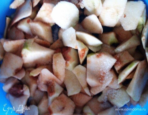 Яблоки почистить, порезать, выложить в форму и сбрызнуть лимонным соком и посыпать сахаром