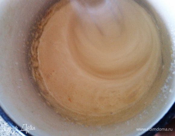 Взбиваем желки , добавляем соль, сахар, ванилин, разрыхрытель и муку