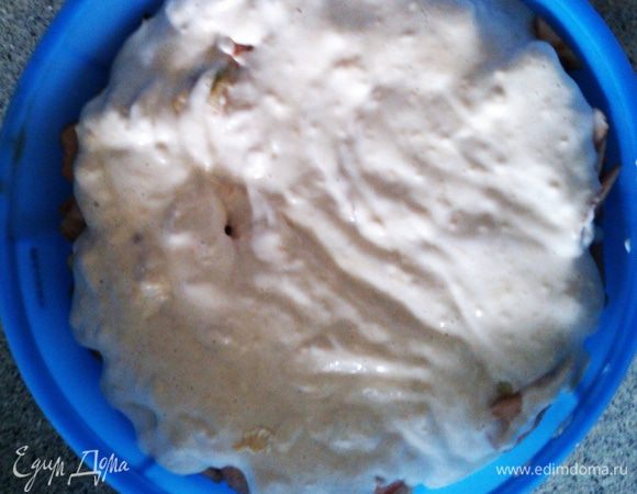 В желтковую массу лопаткой аккуратно вмешиваем белки, чтобы пенка не потеряла своей воздушности и получившимся тестом заливаем наши яблоки.