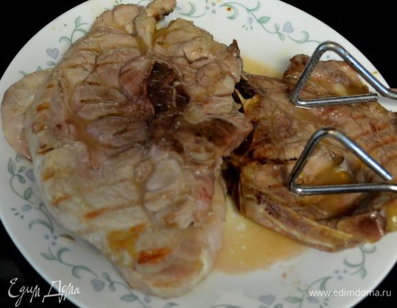 Разогреем гриль, смажем наши отбивные кисточкой раст. масло с обеих сторон, поперчим и посолим по вкусу.Отставим в сторону на 15 мин.
Выложим на гриль и прожарим по 4 мин. каждая сторона.