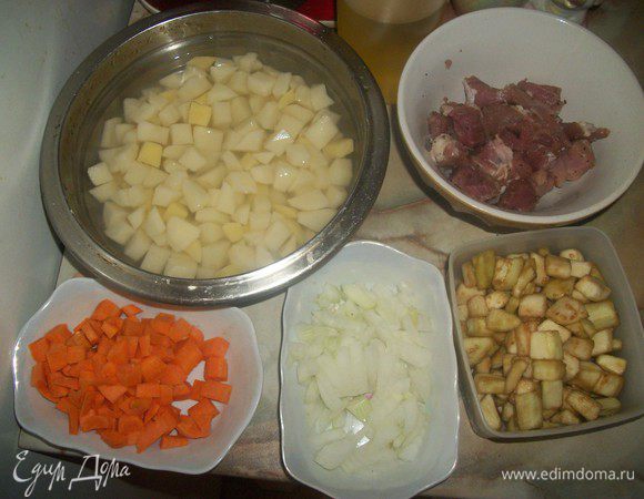 Баклажаны очистить. Овощи и свинину нарезать кубиками. (Я нарезаю сильную мелко, чтобы младшему (1,5 годика), затем дополнительно не крошить). Свинину натереть солью и перцем.