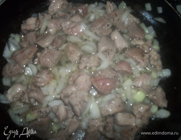 Свинину обжарить с луком и выложить в форму для запекания