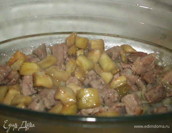 Обжарить баклажаны и тоже выложить в форму.