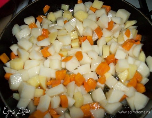 Обжарить картофель вместе с морковью 