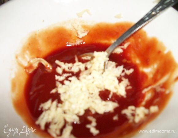 Соус.
Томатный соус, соевый соус и видушений чеснок смешиваем.
