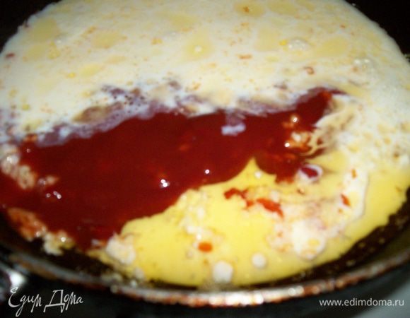 В сковороду где мы жарили овощи и свинину добавляем соус и молоко. Соль и перец даем по вкусу.  Доводим до кипения.