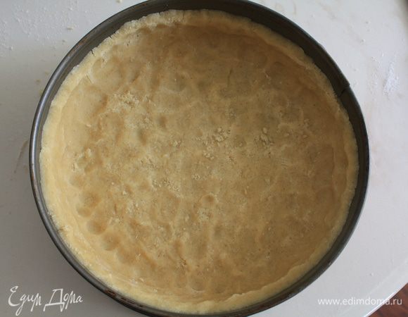 Чтобы сделать тесто взбейте масло с сахаром пока масса не станет воздушной и белой, аккуратно добавьте яйцо, затем муку с солью. Когда Вы получите тесто из крошки слегка посыпьте разделочную поверхность мукой и сформируйте гладкий, плоский диск, заверните в пищевую пленку  и отправьте в холодильник на пару часов. В идеале нужно раскатать его для формы (съемная 22 см), проколоть вилкой, положить, сверху пергамент, а на него бобовые или рис, подержать на холоде около двадцати минут, потом отправить в разогретую до 180 градусов духовку на 10 минут и после этого снять пергамент с утяжелителем и аккуратно острым ножом обрезать края.  Я этот этап сократила, выложив тесто сразу в форму, охладив, проколов  и отправив в духовку)) дополнительно к десяти минутам тесто должно побыть там еще пять-восемь минут или пока не начнет подрумяниваться. Достать из духовки смазать желтком и вернуть в духовку еще на пять минут. После чего достать и отправить охлаждаться. Температуру духовки тем времен снизить до 150 градусов.