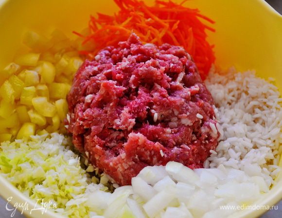 Перец  и 1 луковицу режем кубиками, капусту измельчить в блендере или на терке или по желанию тонко нашинковать, 1 морковь на терку. Рис залить кипятком, проварить 5 мин., хорошо промыть. Добавить фарш и рис, посолить, поперчить, добавить яйцо и хорошо перемешать.